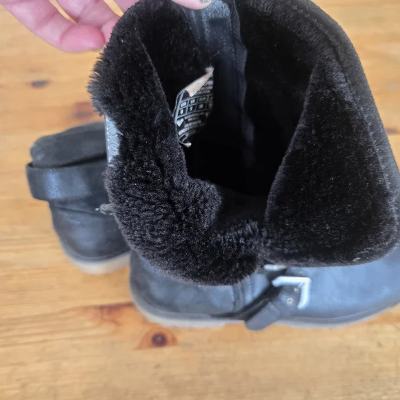 Roxy Black Faux-Suede Shearling Boot - Picture 6 of 6